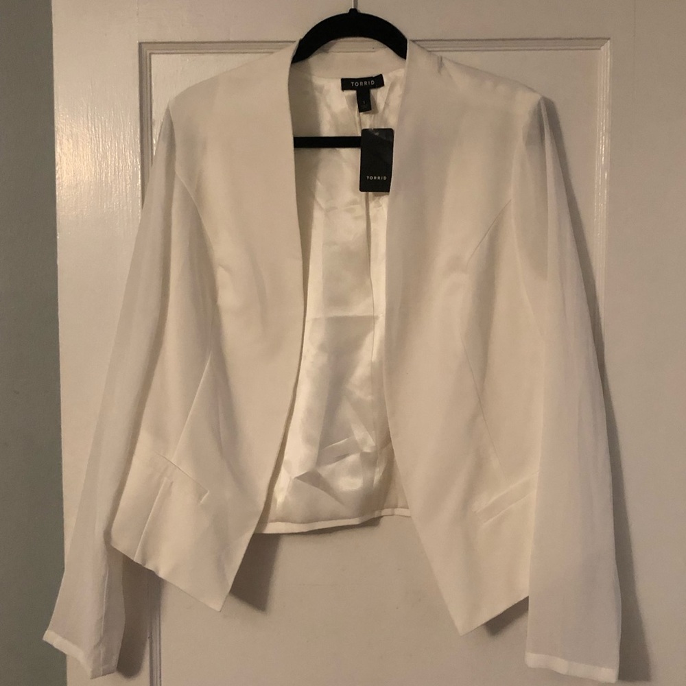 White blazer with chiffon sleeves | Torrid 1